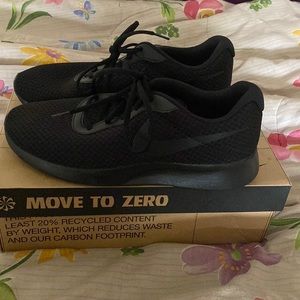 Nike Tanjun Mens size 9.5, all black